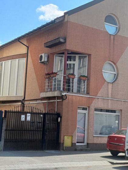 Casă individuală cu 5 camere cu Canalizare în P-ța Mihai Viteazul