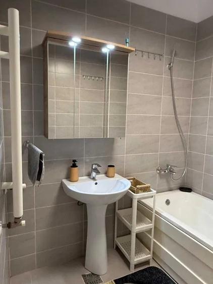 Apartament cu 2 camere semidecomandat, mobilat în Apărătorii Patriei