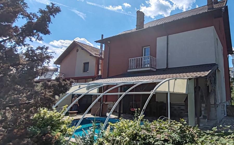 Casă individuală cu 5 camere cu Piscina în Curtea de Argeș