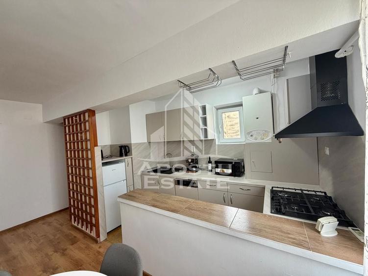 Apartament cu 3 camere semidecomandat, mobilat în P-ța Unirii