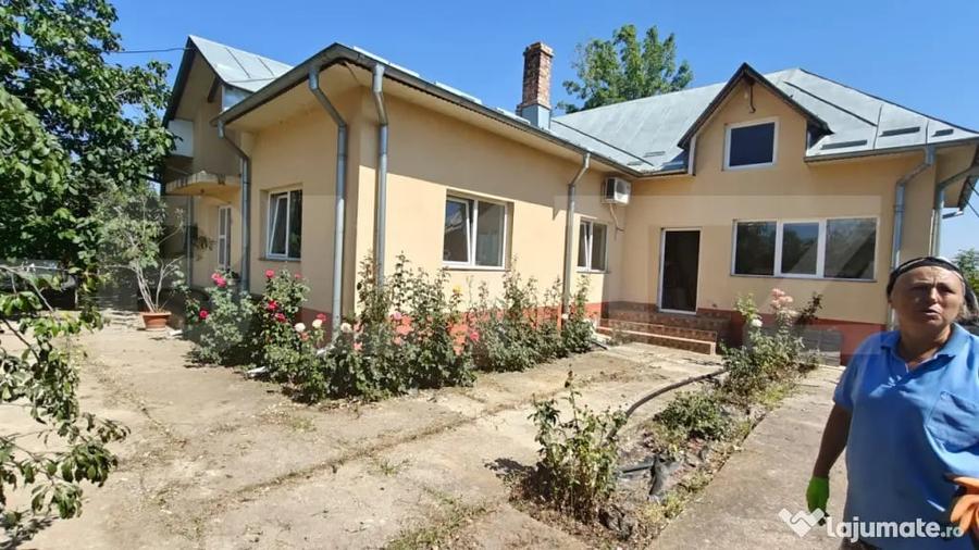 Casă cu 7 camere cu Teren 2200 Mp în Dobra