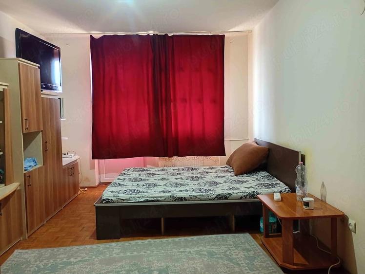 Garsonieră decomandată în Decebal