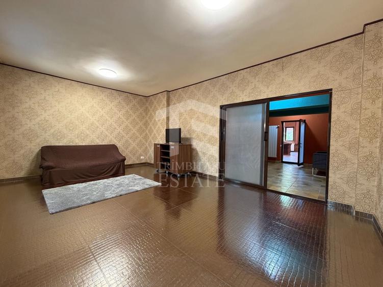 Casă individuală cu 12 camere cu Canalizare în Central