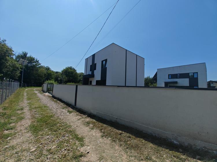 Casă cu 4 camere cu Teren 400 Mp în Mărgineni
