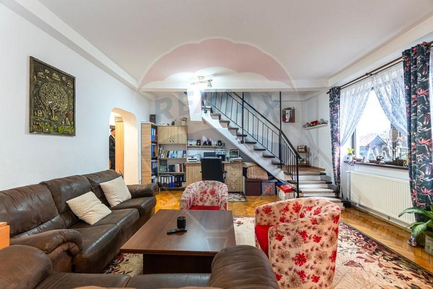 Casă individuală cu 8 camere cu Teren 7150 Mp în Ozun