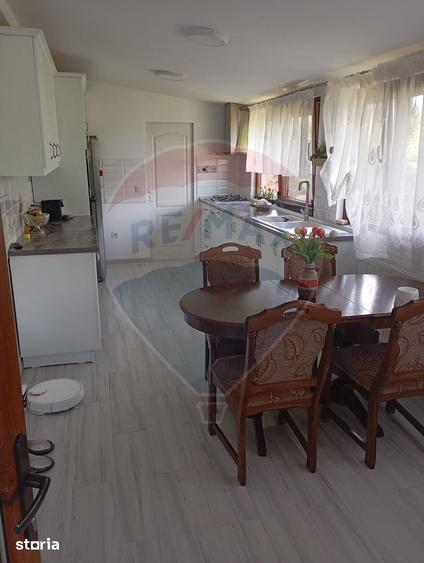 Casă cu 7 camere cu Teren 1183 Mp în Central