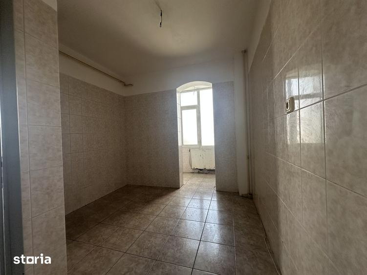 Apartament cu 3 camere semidecomandat în Cornișa