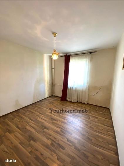 Apartament cu 3 camere semidecomandat în Craiovița Nouă