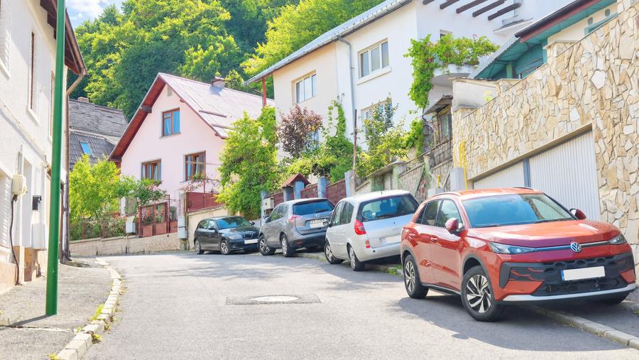 Casă individuală cu 4 camere cu Canalizare în Răcădău