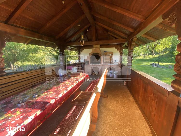 Casă cu 9 camere cu Teren 2200 Mp în Moldovița