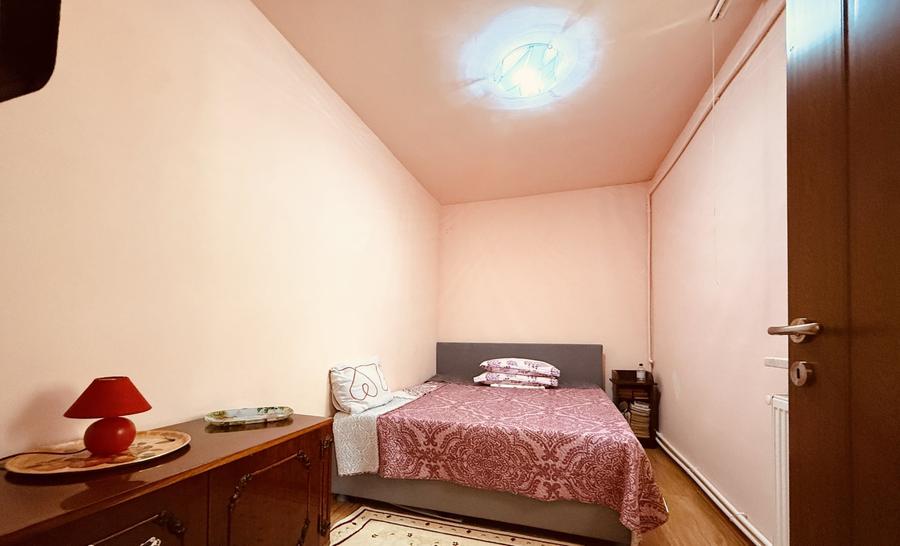 Apartament cu 3 camere semidecomandat în