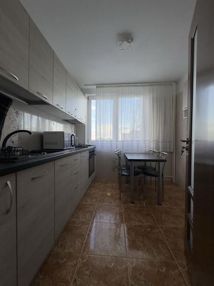 Apartament cu 3 camere semidecomandat în Drumul Taberei