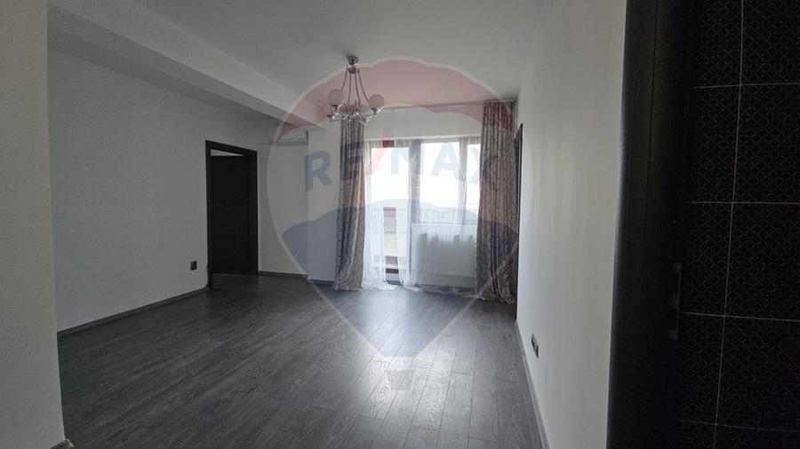 Apartament cu 3 camere semidecomandat în Dămăroaia