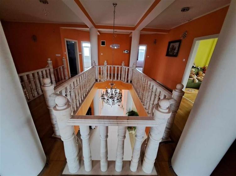 Casă individuală cu 7 camere cu Teren 2547 Mp în Episcopia Bihorului