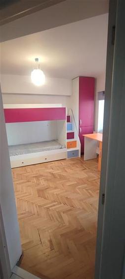 Apartament cu 3 camere decomandat, mobilat în Dacia