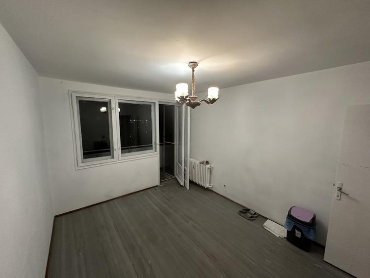 Apartament cu 3 camere semidecomandat în Berceni