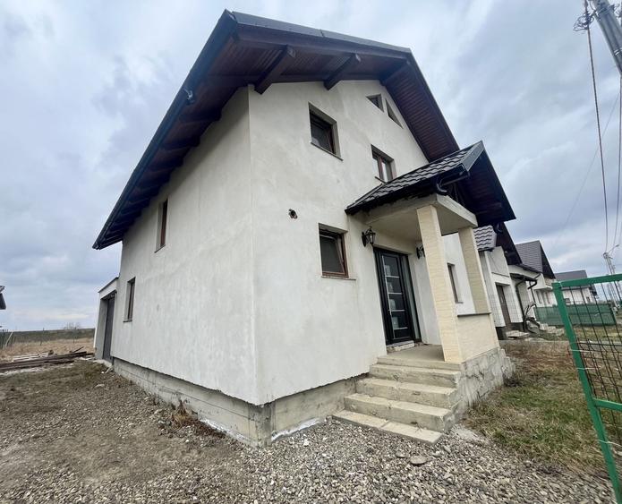 Casă individuală cu 4 camere cu Canalizare în Nord