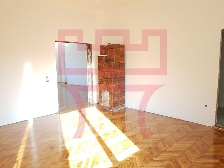 Apartament cu 3 camere semidecomandat, mobilat în Semicentral