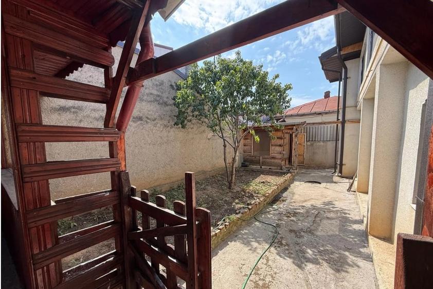 Casă individuală cu 5 camere cu Canalizare în Rahova