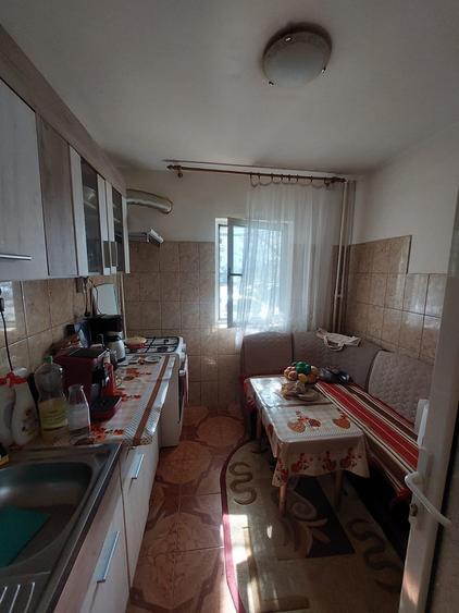 Apartament cu 4 camere decomandat, mobilat în Alexandru cel Bun