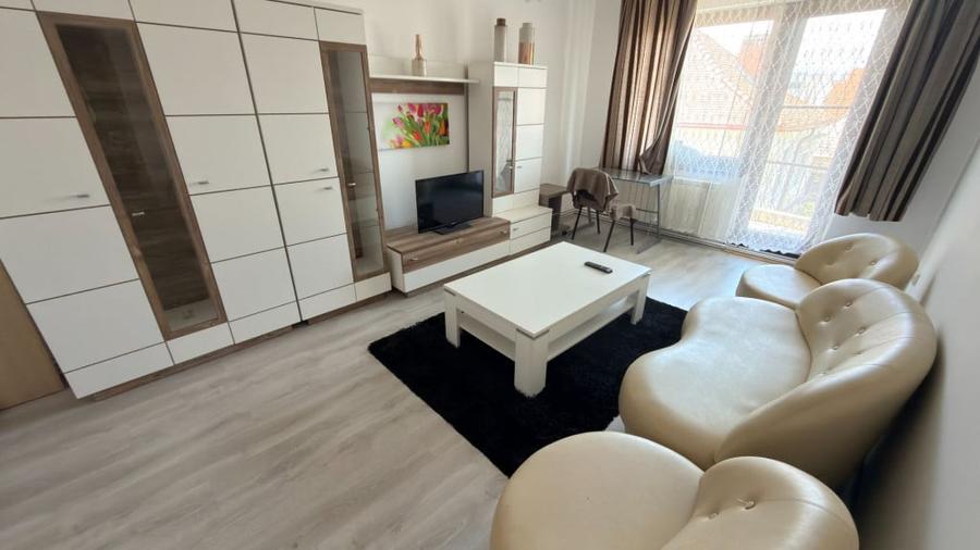 Apartament cu 3 camere decomandat în Sud
