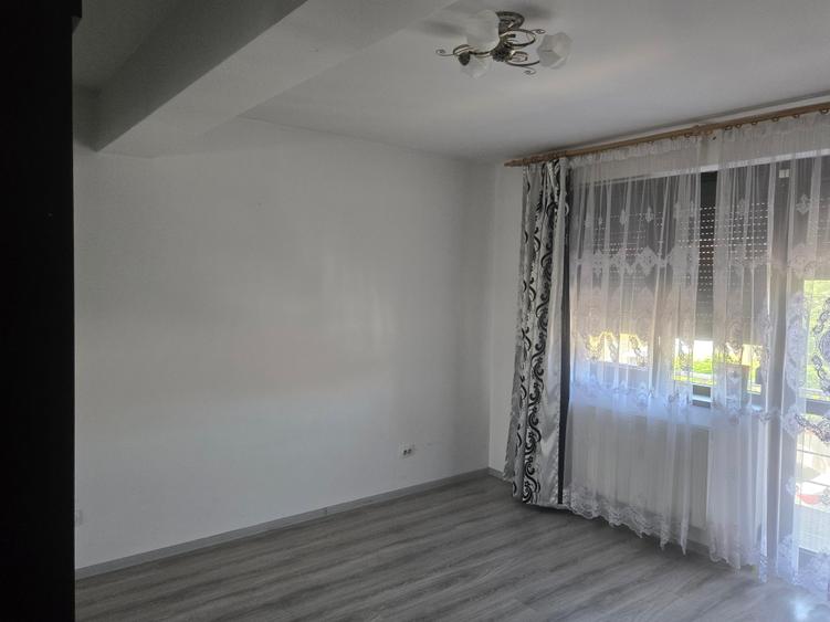Casă cu 5 camere cu Canalizare în Sud