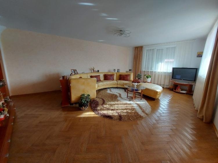 Casă individuală cu 5 camere cu Garaj în Central