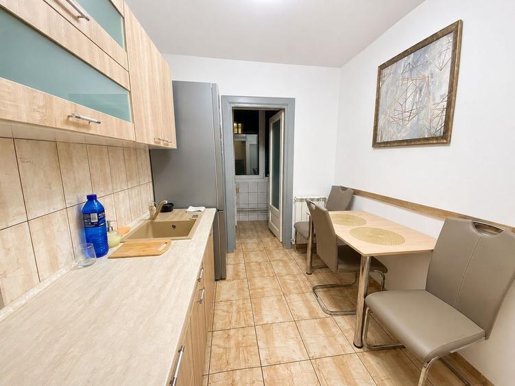 Apartament cu 3 camere decomandat, mobilat în Aradului