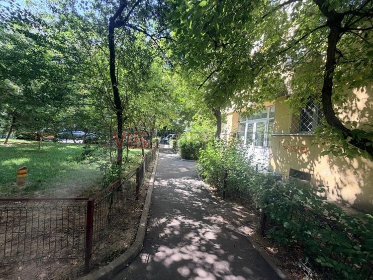 Apartament cu 3 camere semidecomandat în Colentina