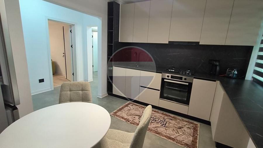 Apartament cu 3 camere decomandat, mobilat în Mazepa 1