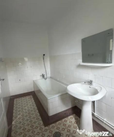 Casă cu 3 camere cu Teren 2200 Mp în Central