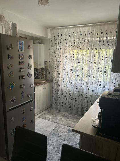 Apartament cu 3 camere semidecomandat în 9 Mai