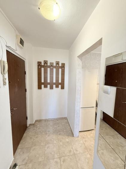 Apartament cu 3 camere semidecomandat, mobilat în Iancului