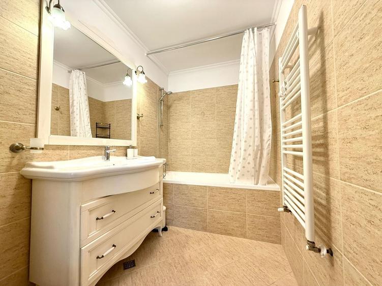 Apartament cu 3 camere, mobilat în Tractorul