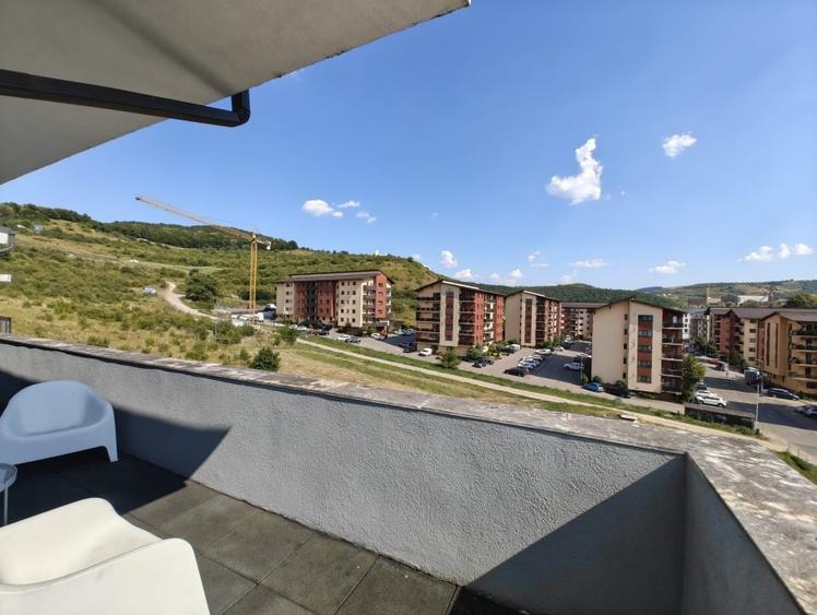 Apartament cu 3 camere decomandat, mobilat în Florești