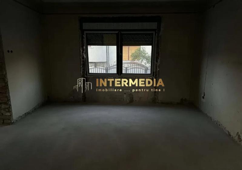 Casă individuală cu 4 camere cu Canalizare în Central