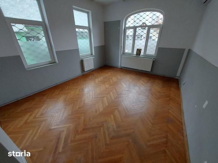 Casă cu 10 camere decomandat cu Teren 387 Mp în Basarabia