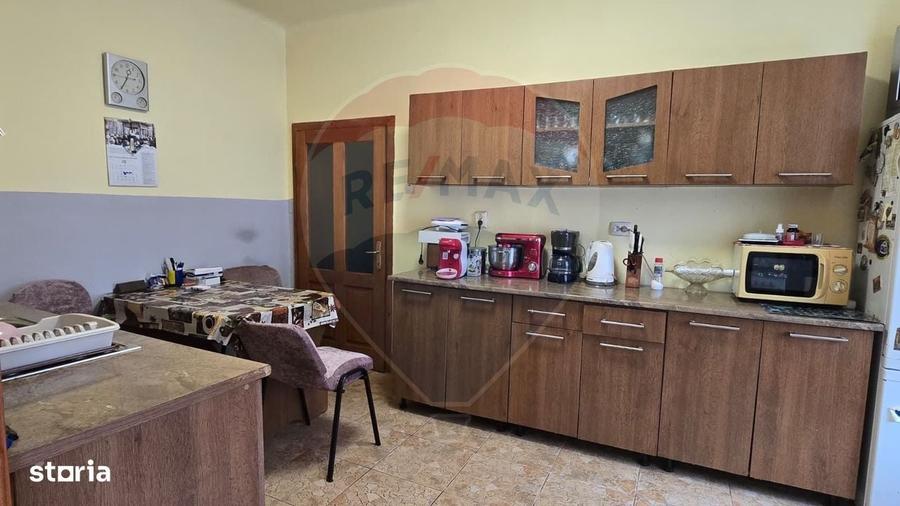 Casă cu 3 camere cu Teren 250 Mp în Central