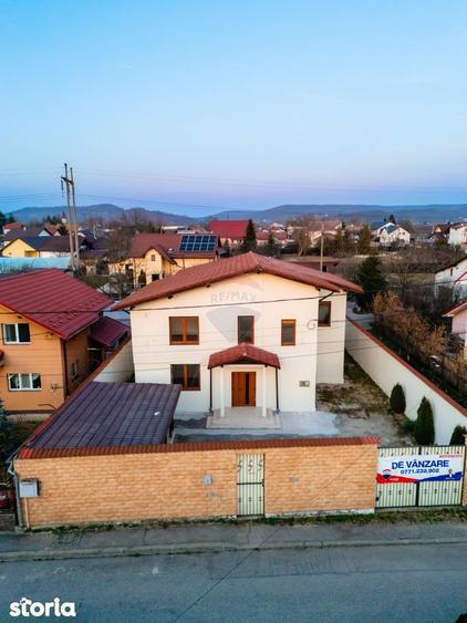 Casă cu 6 camere cu Teren 380 Mp în Găvana