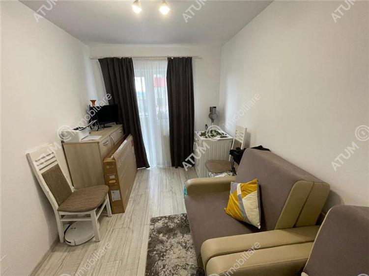 Apartament cu 3 camere semidecomandat, mobilat în Exterior Vest