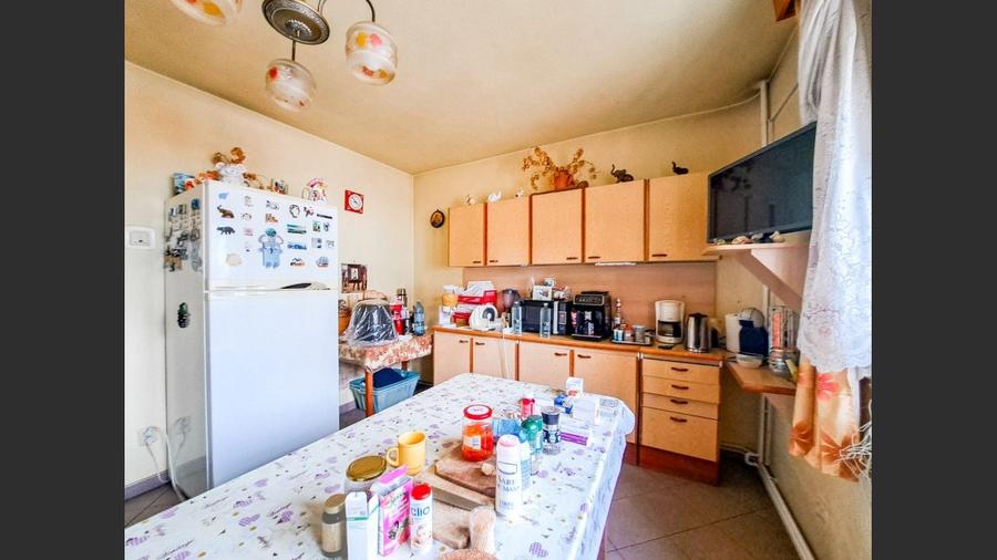 Casă cu 6 camere cu Canalizare în Sub Arini