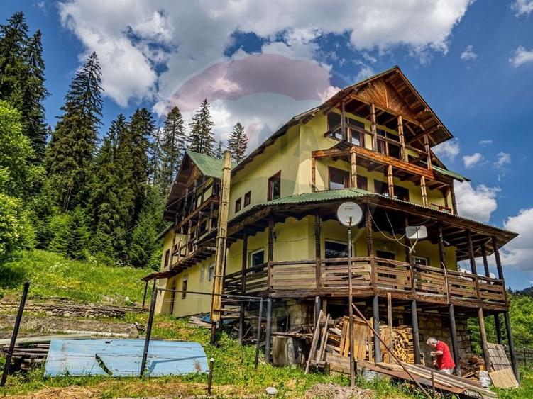 Casă individuală cu 20 camere cu Teren 10330 Mp în Central