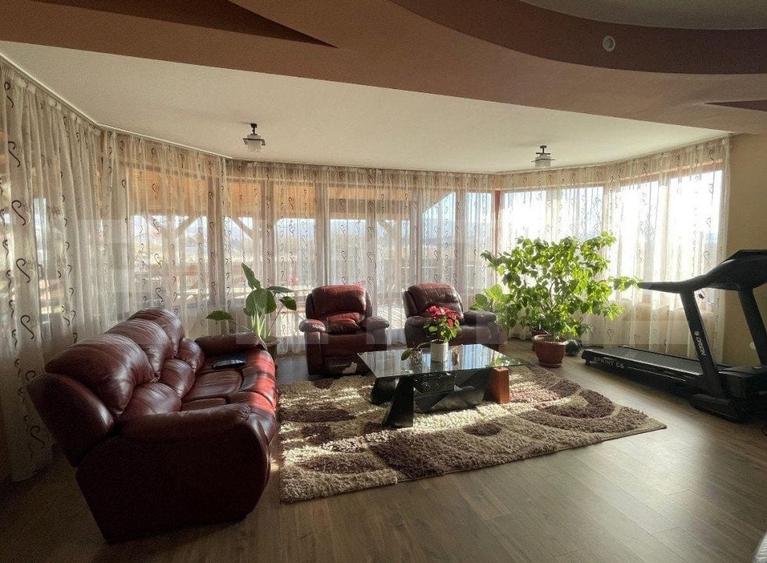 Casă cu 8 camere cu Teren 3500 Mp în Central