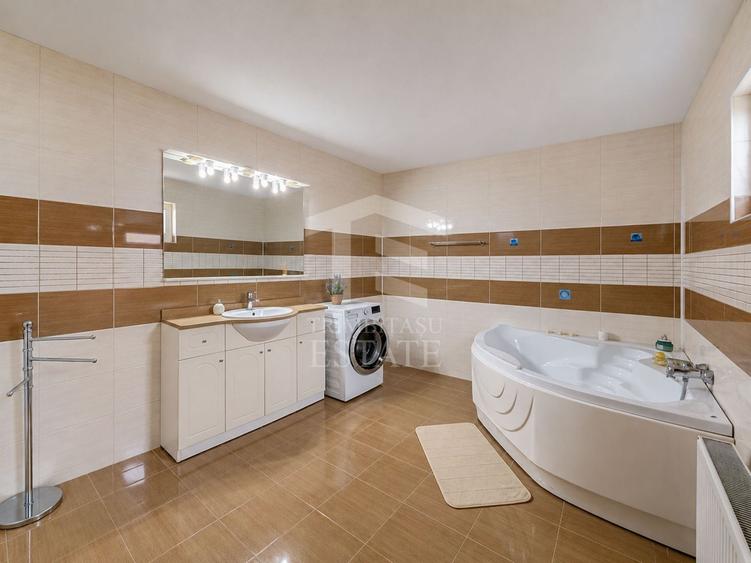 Casă individuală cu 10 camere cu Canalizare în Lumina