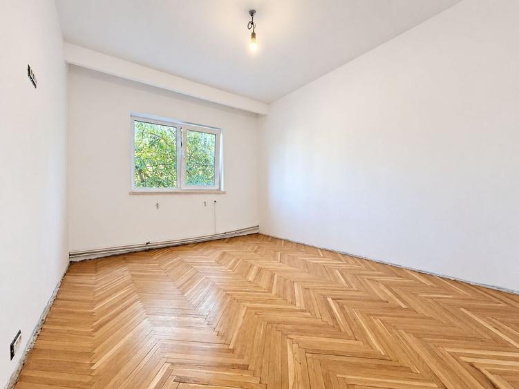 Apartament cu 3 camere decomandat în Lipovei