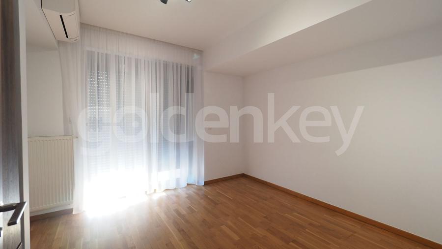 Apartament cu 4 camere semidecomandat în Băneasa