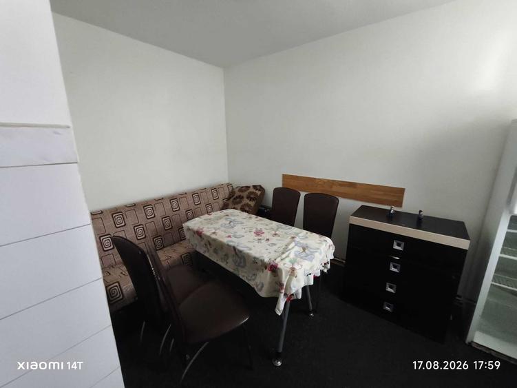 Apartament cu 3 camere decomandat în Petros