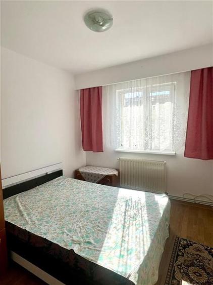 Apartament cu 3 camere semidecomandat, mobilat în Florilor