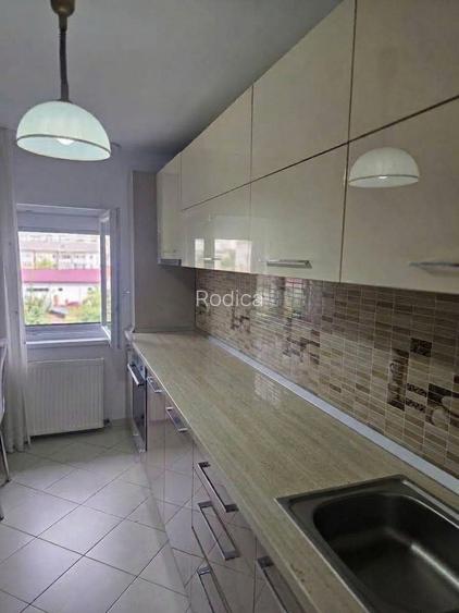 Vand apartament 3 camere,etaj 3 ,langa liceul Pedagogic