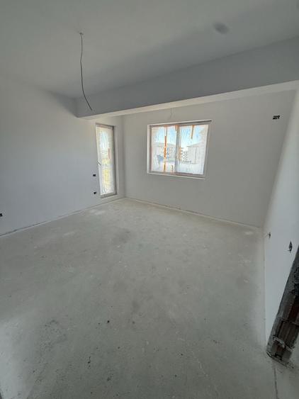 Apartament cu 3 camere decomandat în Dobroești